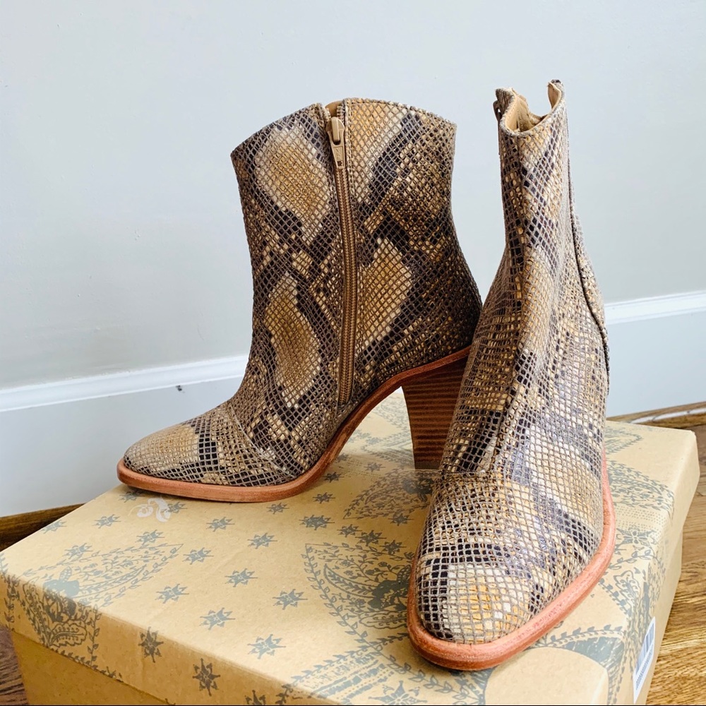 NEW FREE PEOPLE Barclay Ankle SNAKE Boots Size 7 - Picture 9 of 14